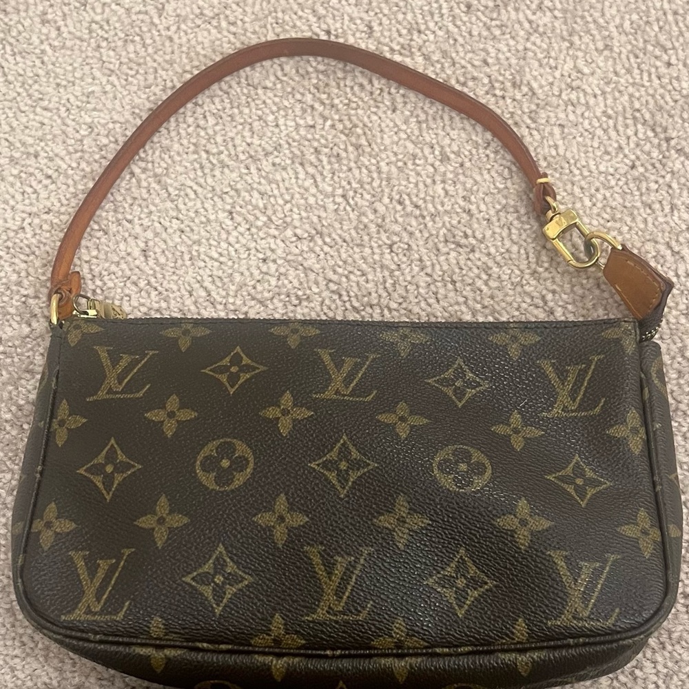 Louis Vuitton 2000s pre-owned Pochette Accessoires Monogram handbag.